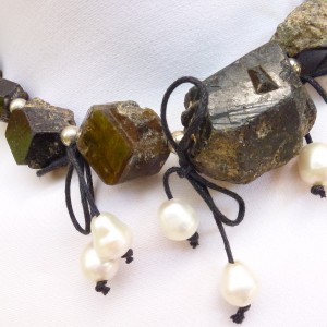 Detalle de collar statement de diseño de Avenio en granate en bruto, plata y perlas cultivadas