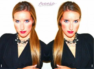 Katy Mikhailova luciendo collar de diseño de Avenio