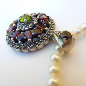 Collar de perlas con colgante de plata con incrustación de granates, peridoto y marcasitas de www.avenio.es