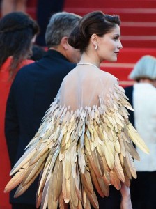 Capa de tul y plumas de ave de Dior