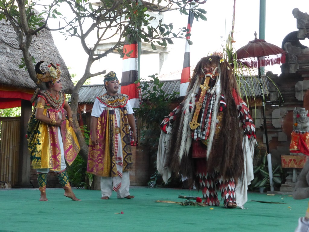 Representación teatral tradicional indonesia. Personajes vestidos con trajes elaborados con telas locales.de batik