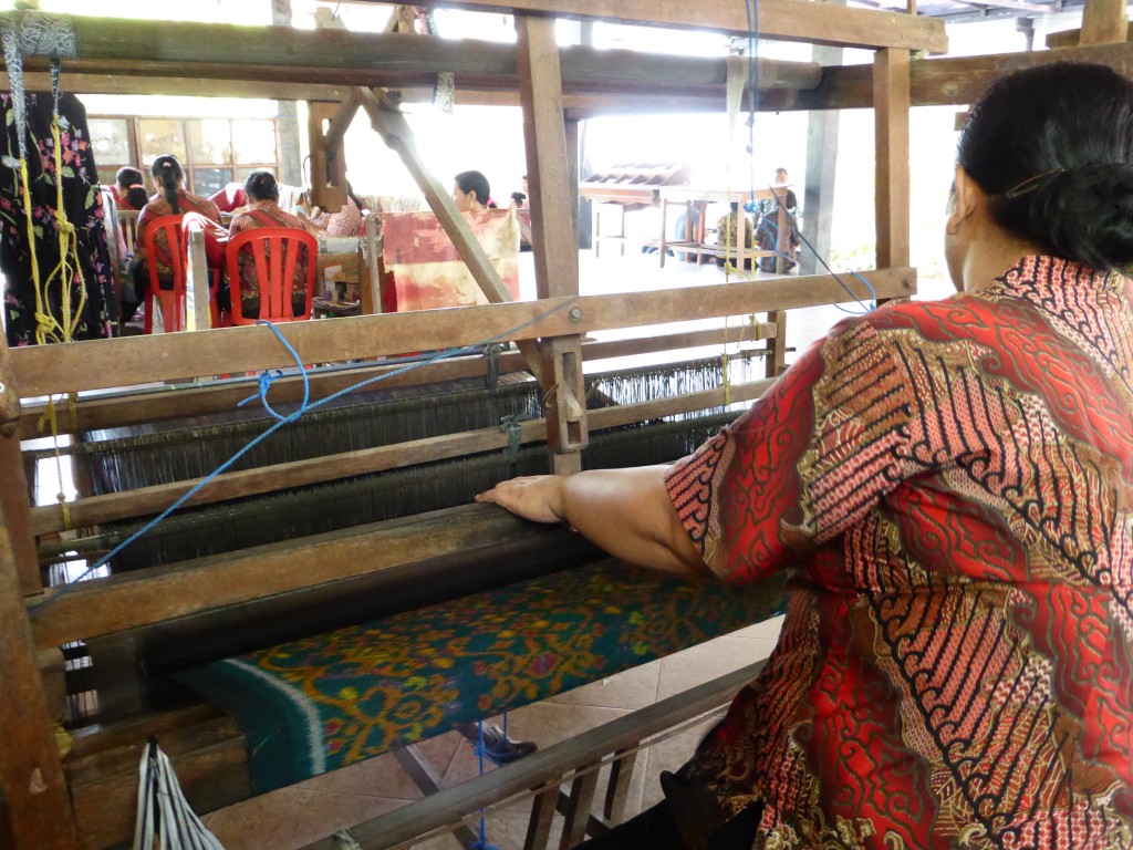 Fábrica artesanal de batiks en Indonesia. Telar manual