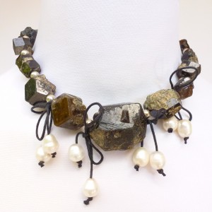 Collar de diseño en plata, granate natural y perlas de Avenio