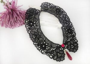 collar-cuello de encaje negro con colgante de ágata color fucsia