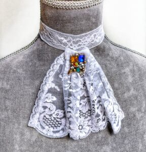 Cuello de encaje blanco con chorreras y pedrería 