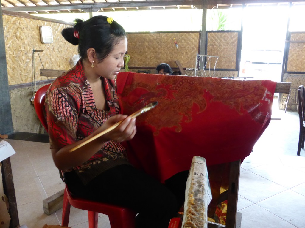 Elaboración de tela batik indonesia, estampado artesanal
