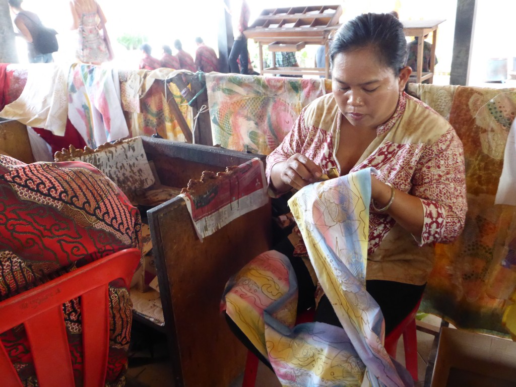 Fábrica artesanal de batiks en Indonesia