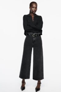 Conjunto informal de negro: pantalones denim y camisa de Zara